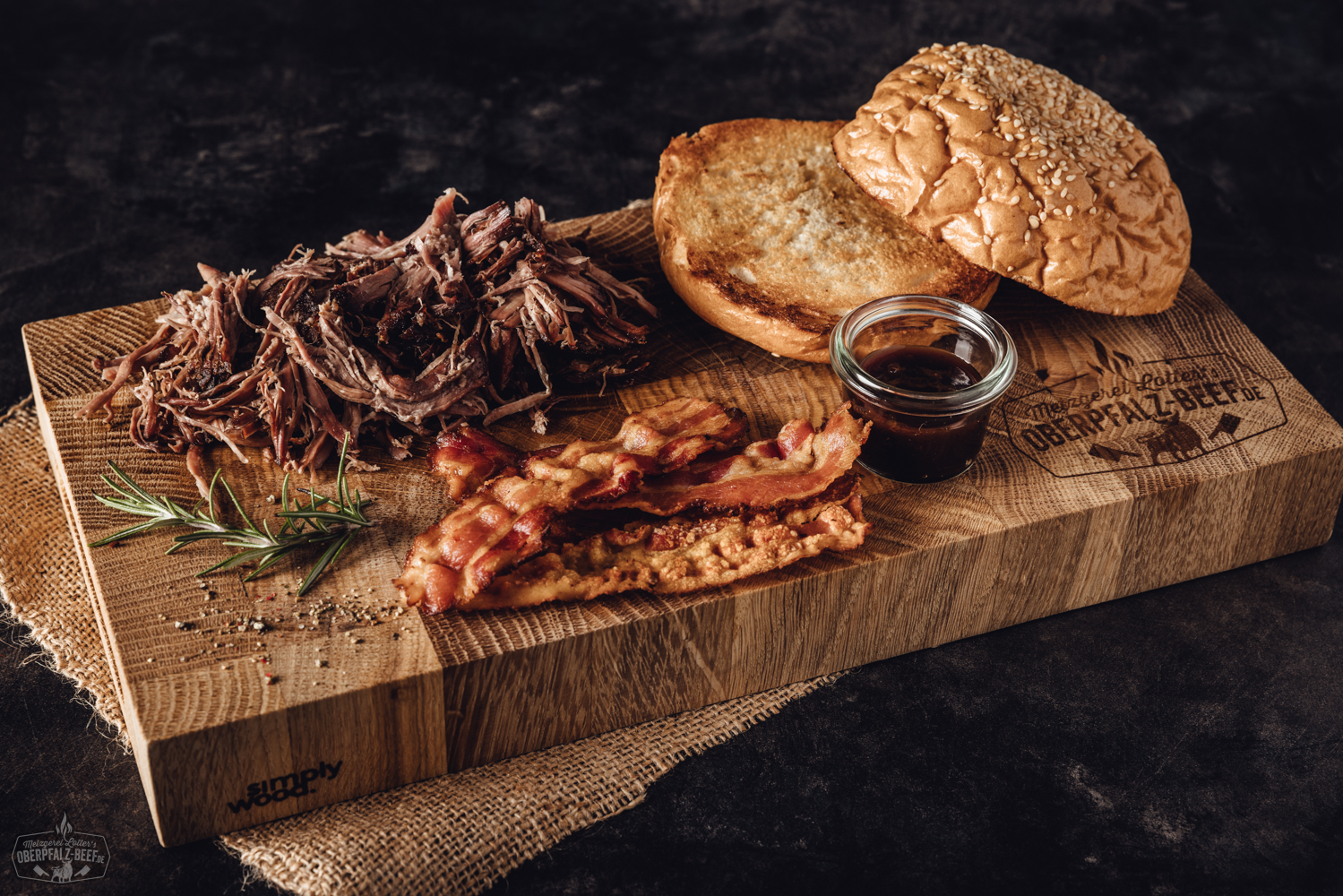 Sous-vide vorgegarte Pulled Pork Box vom Oberpfälzer Landschwein – zartes BBQ-Fleisch genießen Sous Vide vorgegarte Pulled Pork Box vom Oberpfälzer Landschwein, in eleganter Verpackung präsentiert. Perfekt für BBQ-Liebhaber und Genießer von hochwertigem Fleisch aus der Region Oberpfalz.