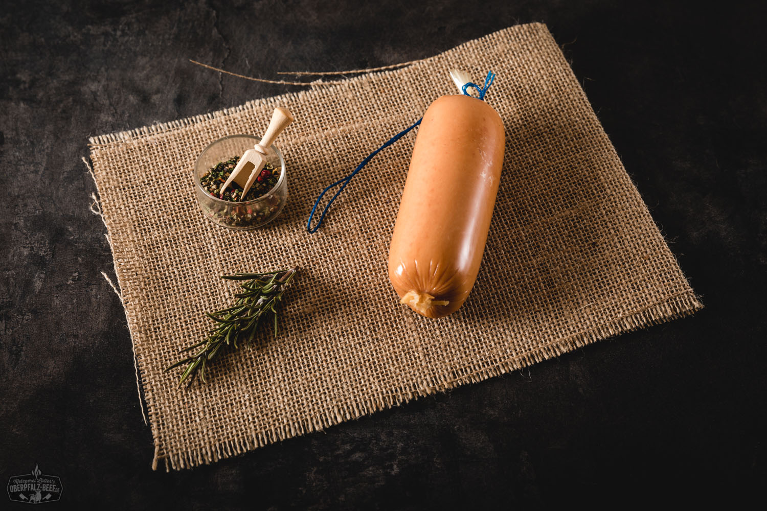 Feine Mettwurst als Portionswurst – Hausgemachte Wurstspezialität aus der Oberpfalz Fein portionierte Mettwurst in Kunststoffhülle, roh und streichfähig, auf hellem Untergrund platziert – ideale Premium-Wurst für Brotzeit, typisch bayerische Spezialität aus der Oberpfalz.