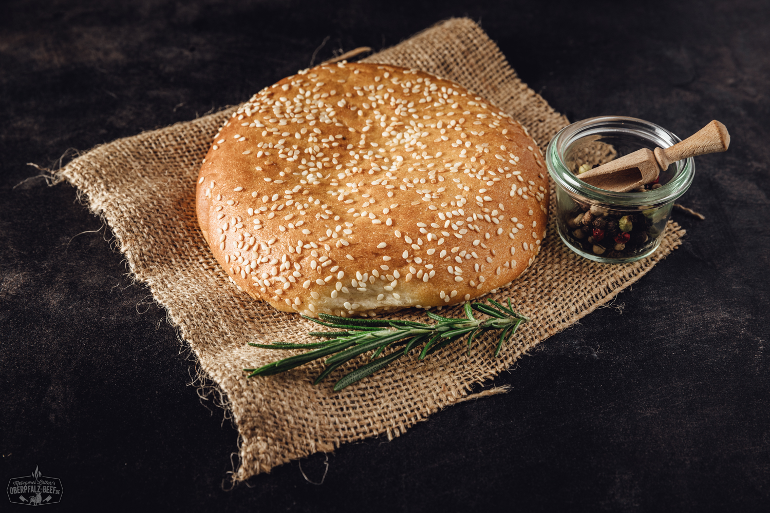 Handgemachtes Döner Fladenbrot – 2 Stück frisch gebacken für perfekten Genuss Hausgemachte Döner Kebab Soße in cremiger Konsistenz, angerichtet in einer weißen Schale auf dunklem Untergrund, dekoriert mit frischen Kräutern – perfekte Ergänzung für Döner, Grillgerichte und orientalische Küche.