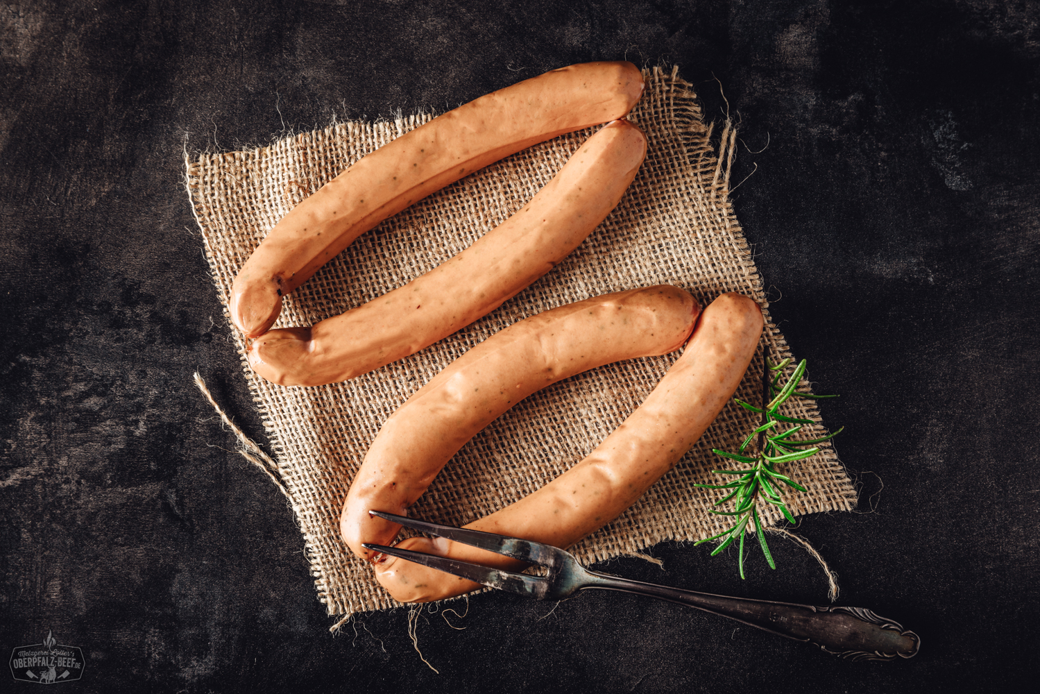 Pizzawiener mit herzhaftem Käse und würziger Salami – deftige Snackwurst aus der Oberpfalz Hausgemachter Pichelsteiner Eintopf im Einmachglas – deftiger bayerischer Schmortopf mit sichtbaren Zutaten wie Kartoffeln, Karotten, Rindfleisch und Lauch, rustikal serviert auf einem Holzbrett vor natürlichem Hintergrund.