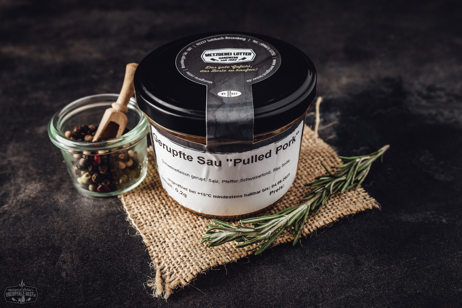 Pulled Pork Burger mit zartem Schweinefleisch und BBQ-Sauce auf Holzbrett Gegarter Brotzeitbauch am Stück auf Holzbrett serviert, mit knuspriger, goldbrauner Schwarte, saftigem Fleisch und feiner Marmorierung – traditionell bayerische Delikatesse für deftige Brotzeit.