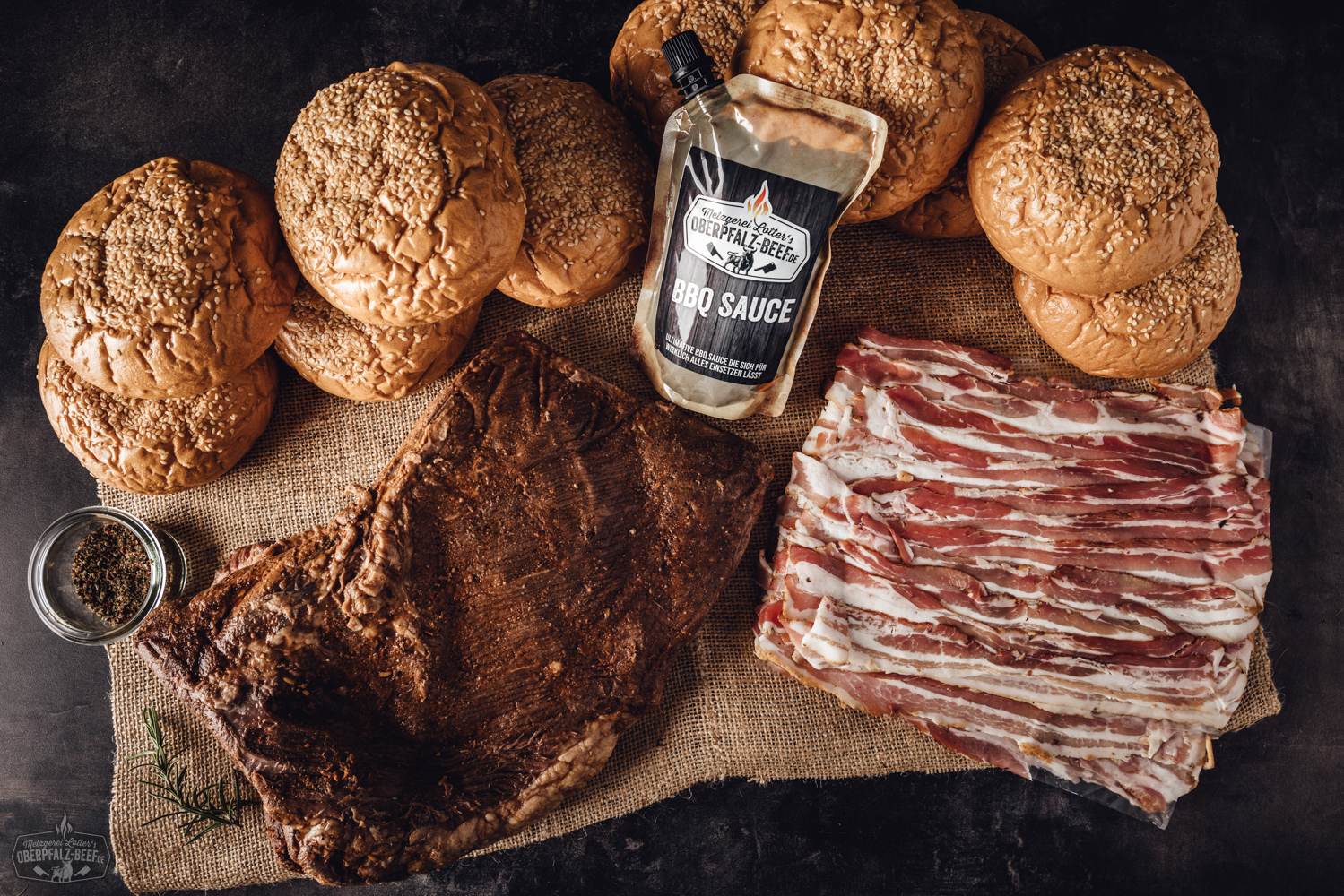 Sous-vide gegarte Beef Brisket Box vom Oberpfälzer Rind – zartes Rinderbrustfleisch fertig zum Genießen Vorgegartes Beef Brisket vom Oberpfalz-Rind in geöffneter Verpackung, saftiges Rindfleisch in Scheiben auf einem Grillbrett angerichtet, umgeben von Gewürzen, frischen Kräutern und Grillbesteck – hochwertige Sous-vide-Fleischspezialität für BBQ-Liebhaber.