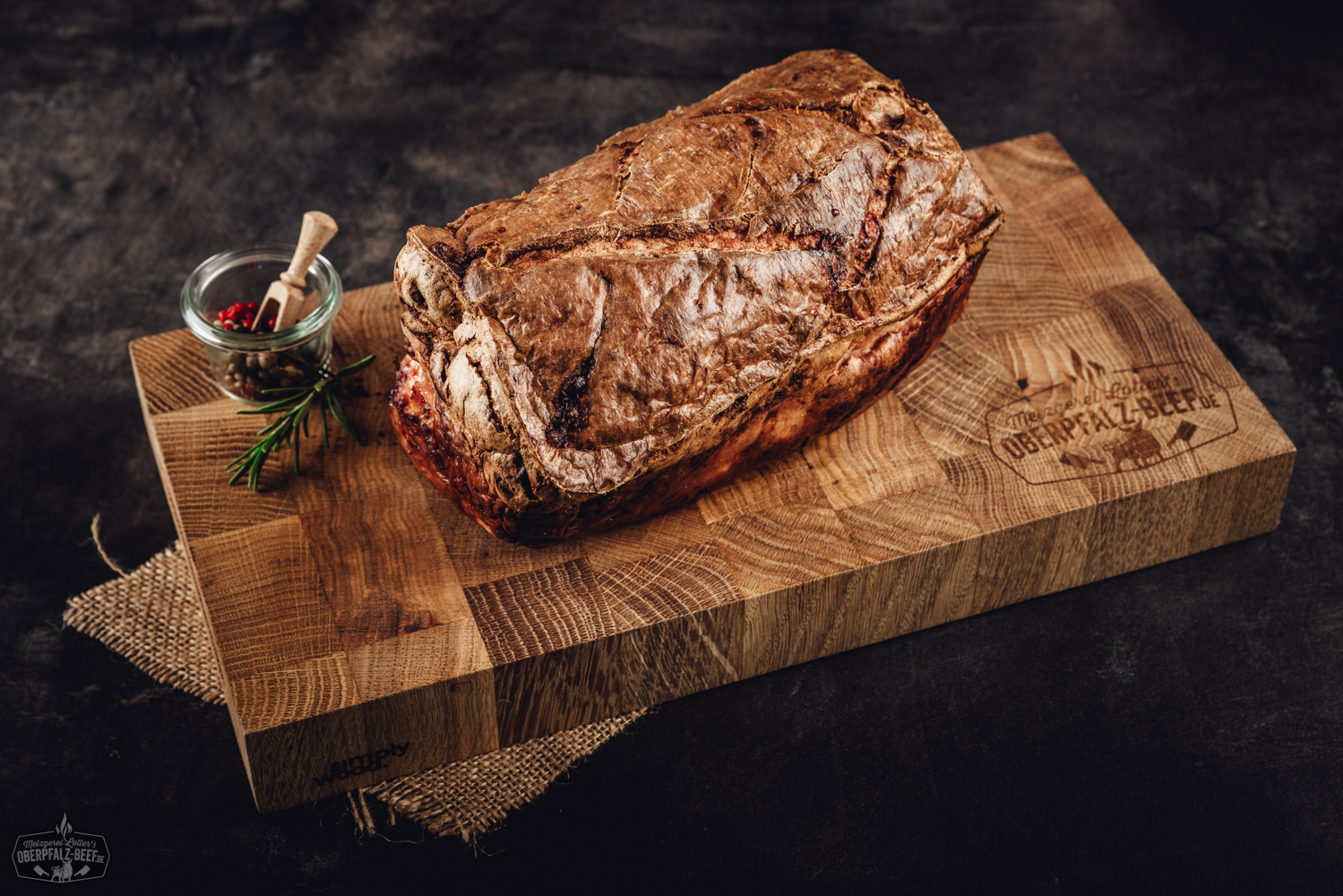 Chili Leberkäse zum Selberaufbacken in Verpackung auf weißem Hintergrund. Produktbild, Oberpfalz Beef, bayerische Spezialität mit Chili-Geschmack.