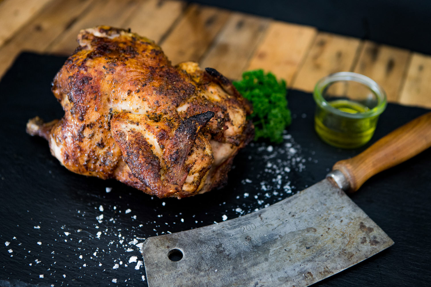 Oberpfälzer Bauernhähnchen frisch vom Hof – Regionales Geflügel in Spitzenqualität Oberpfälzer Bauernhähnchen auf einem Bauernhof in der Oberpfalz, frisches und hochwertiges Geflügelfleisch aus regionaler und nachhaltiger Landwirtschaft.