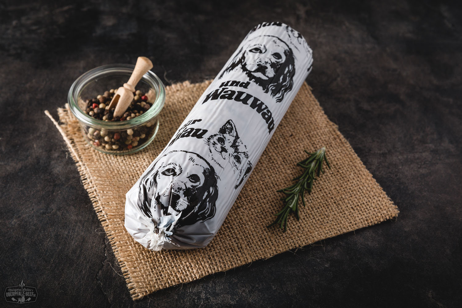 Hunde- und Katzenwurst aus regionaler Herstellung – artgerechte Tiernahrung aus Bayern Hunde- und Katzenwurst Verpackung von Oberpfalz Beef mit klarer Darstellung der Inhaltsstoffe, speziell für Haustiere entwickelte Rezeptur.