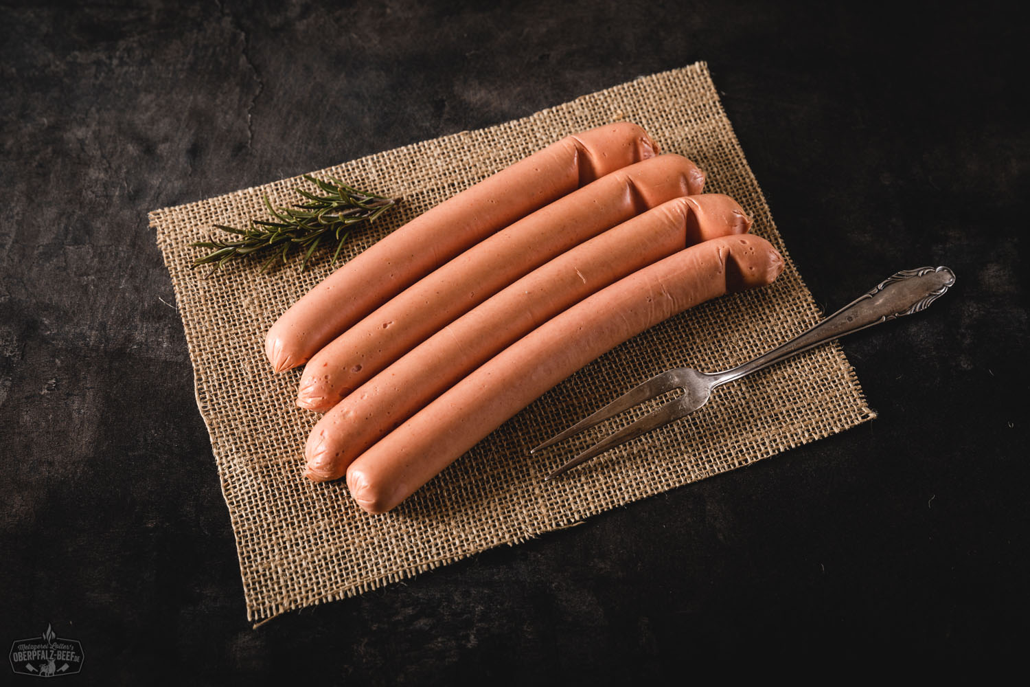 Hot Dog mit Würstchen im Brötchen auf weißem Hintergrund Hot Dog Würstchen aus Oberpfalz Beef, perfekt gegrillt und saftig, ideal für Barbecue und Sommerfeste. Hochwertiges Fleisch aus nachhaltiger Tierhaltung.