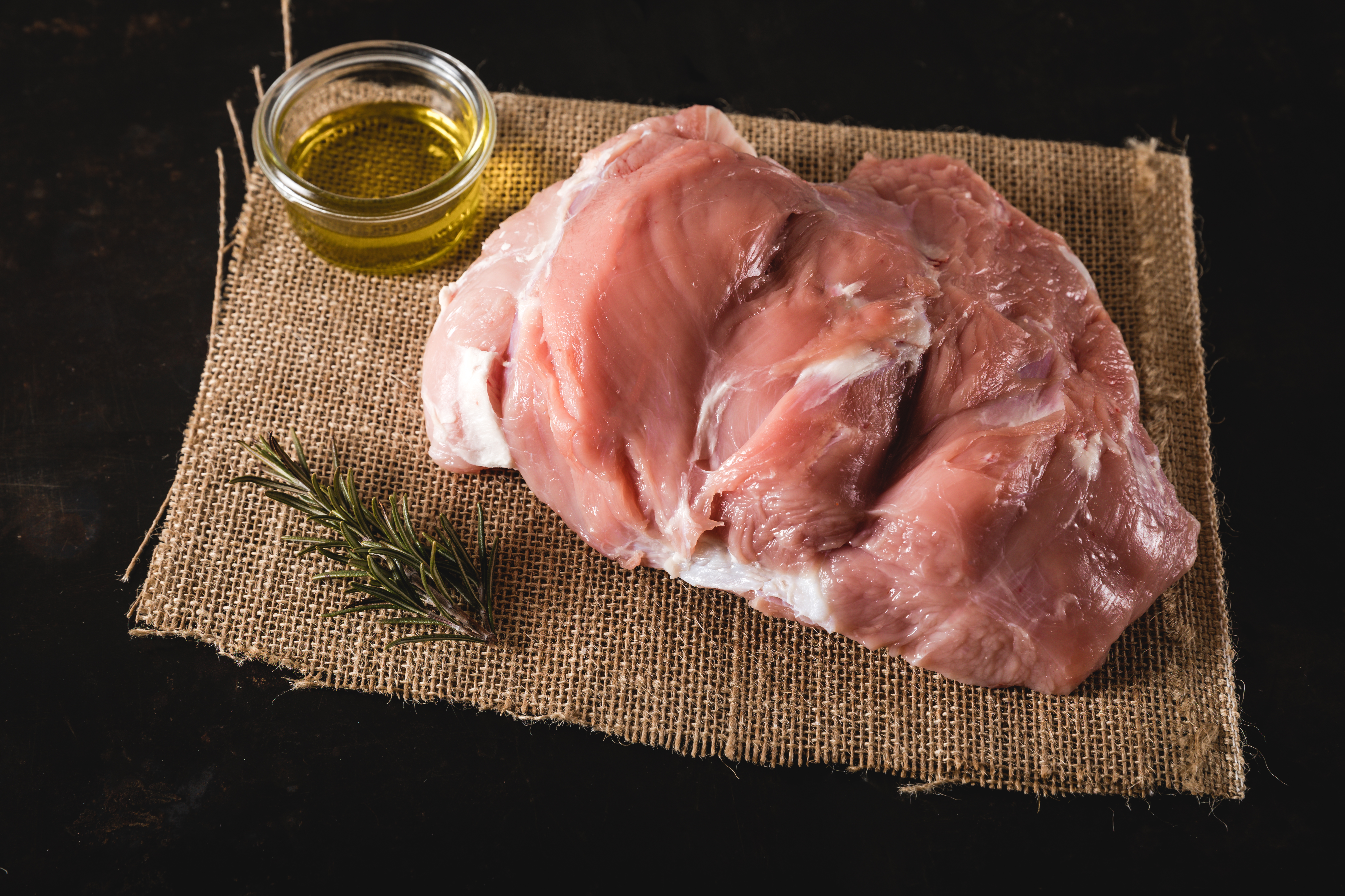 Oberpfalz Beef Fleischqualität Rinderhälfte 001 - Premium Rindfleisch aus Bayern Bild von Oberpfalz Beef: Frische Rückansicht einer Rindfleischhälfte, bereit zur Verarbeitung. Hochwertiges Rindfleisch in Metzgerqualität, perfekt für regionale Spezialitäten und Premium-Fleischwaren.