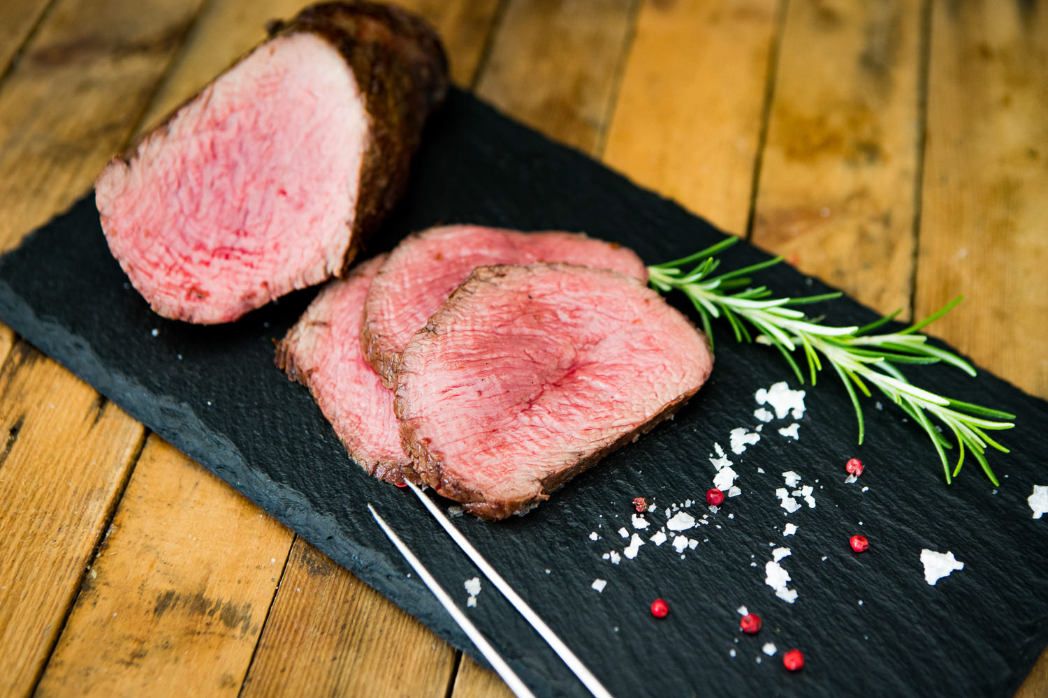 Tri-Tip Wet Aged vom Oberpfalz-Rind – zart gereiftes Rinderfleisch aus Bayern Rohes Tri-Tip-Steak vom Oberpfalz-Rind, wet-aged gereift, auf schwarzem Untergrund präsentiert – gut marmoriertes Rindfleischstück mit sichtbarer Fettstruktur, ideal zum Grillen oder Braten.