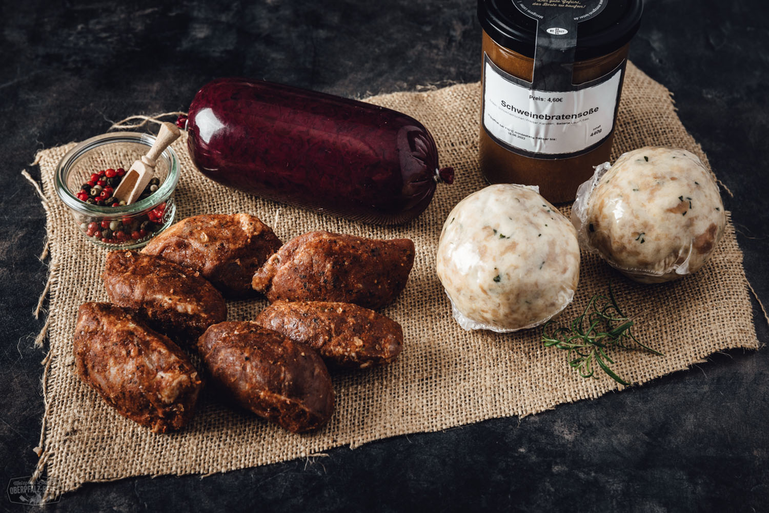 Oberpfälzer Schweinebackenbox – hochwertiges Fleisch vom regionalen Metzger Oberpfälzer Schweinebackenbox mit frischen, regionalen Schweinebacken verpackt auf einem Holztisch, ideal für kulinarische Fleischliebhaber in der Oberpfalz.