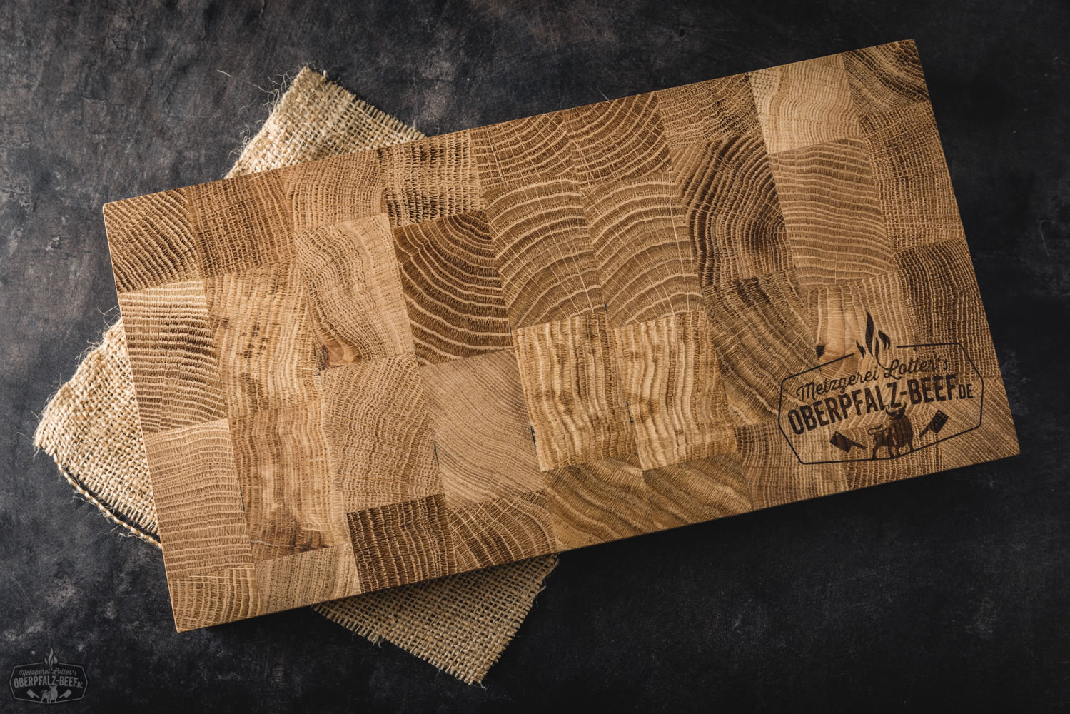 Grill- und Kochbrett aus massivem Eichenholz im Oberpfalz-Beef-Design mit eingebranntem Logo, rustikaler Oberfläche und abgerundeten Kanten auf hellem Untergrund – ideal für Grillen, BBQ und Küche.