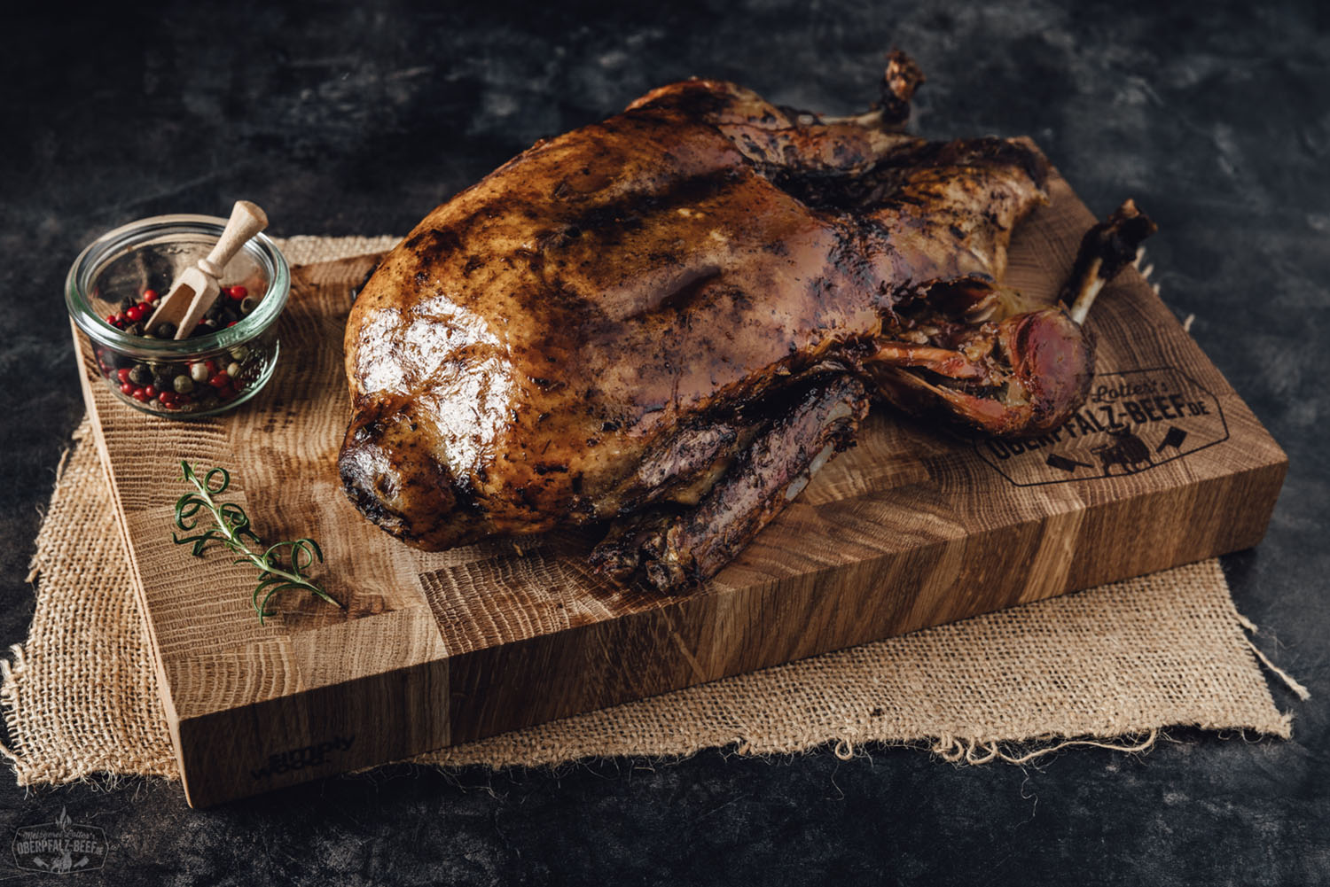 Sous-vide vorgegarte Oberpfälzer Bauernente – zart & saftig gekocht Kleine sous-vide vorgegarte Oberpfälzer Bauernente mit krosser Haut, präsentiert auf dunklem Hintergrund.