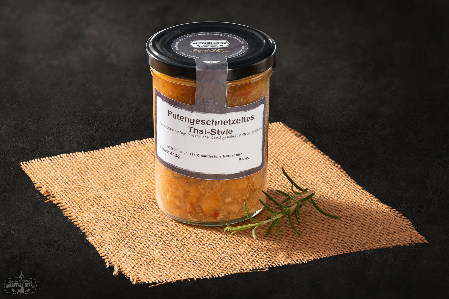 Putengeschnetzeltes Thai Style auf weißem Teller, angerichtet mit Paprika, Zucchini und Karotten in cremiger Currysoße, serviert auf gelbem Reis mit frischen Kräutern garniert – asiatisches Geflügelgericht in Nahaufnahme.