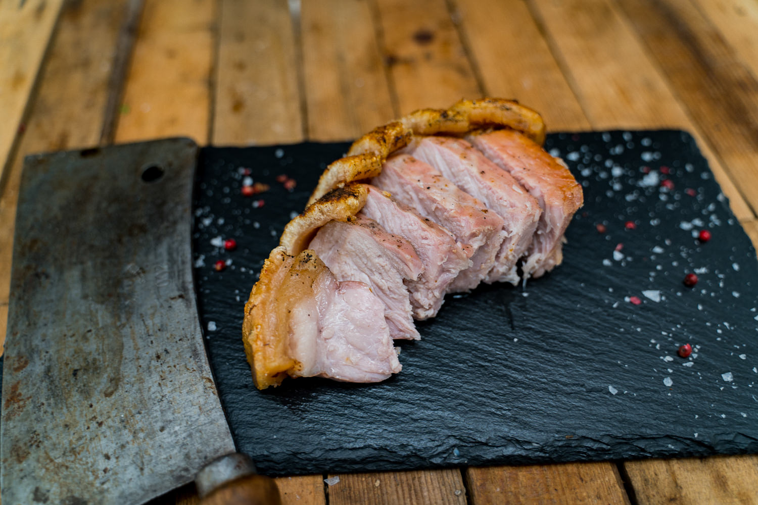 Entrecôte-Steak vom Oberpfälzer Landschwein – zart, saftig und regional Rohes Entrecôte-Steak vom Oberpfälzer Landschwein auf dunklem Untergrund, marmoriert mit feinen Fettadern, daneben frische Rosmarinzweige, grobes Meersalz und rote Pfefferkörner – hochwertige Fleischqualität für BBQ oder Braten.