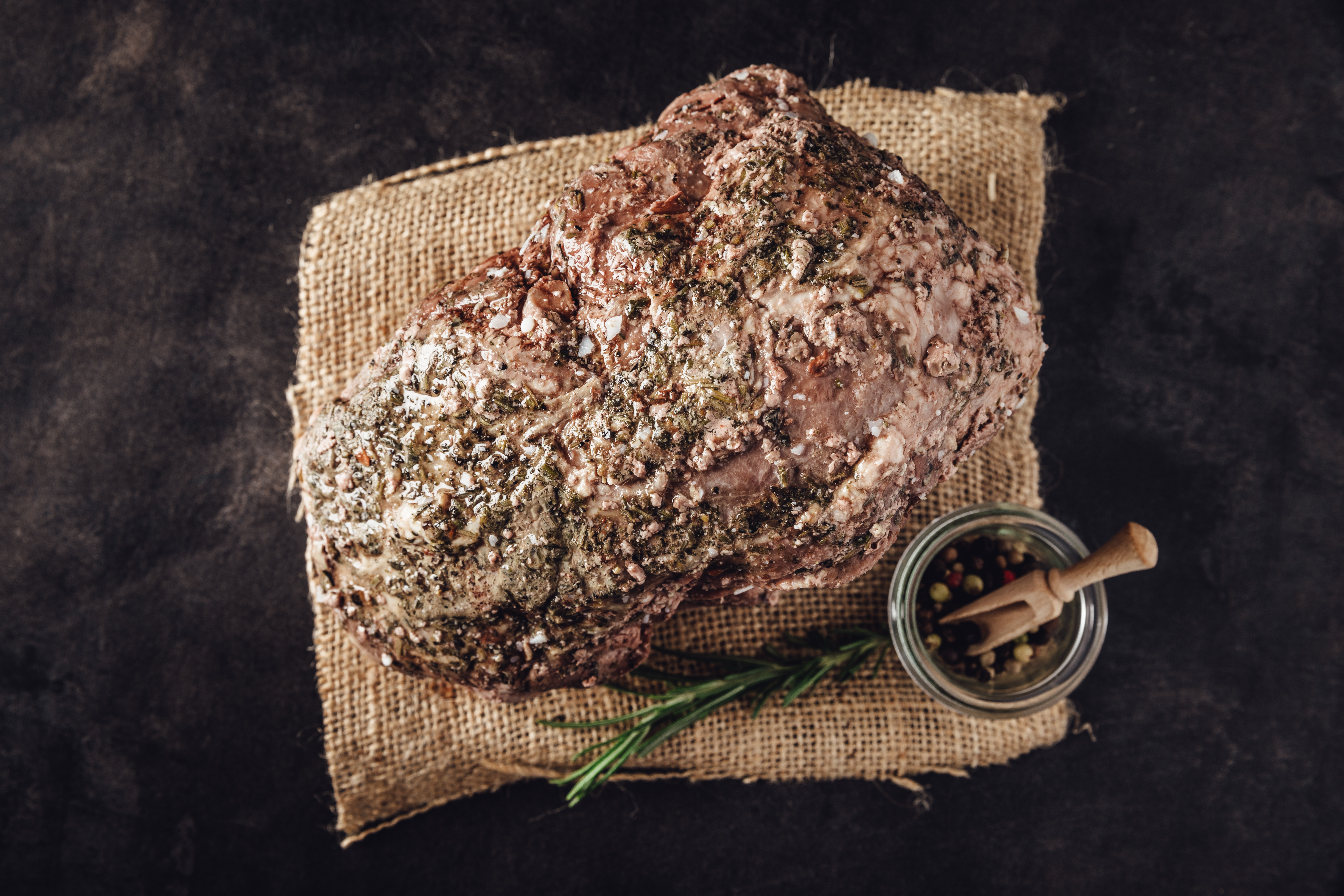 Lammkeule Klein auf Holzbrett mit Frischen Kräutern - Oberpfalz Beef Produktbild Lammkeule auf Holzbrett mit frischen Kräutern dekoriert. Perfekt für ein festliches Mahl oder Sonntagsbraten. Frisch und zart, ideal zum Schmoren oder Braten. Genuss aus der Oberpfalz.