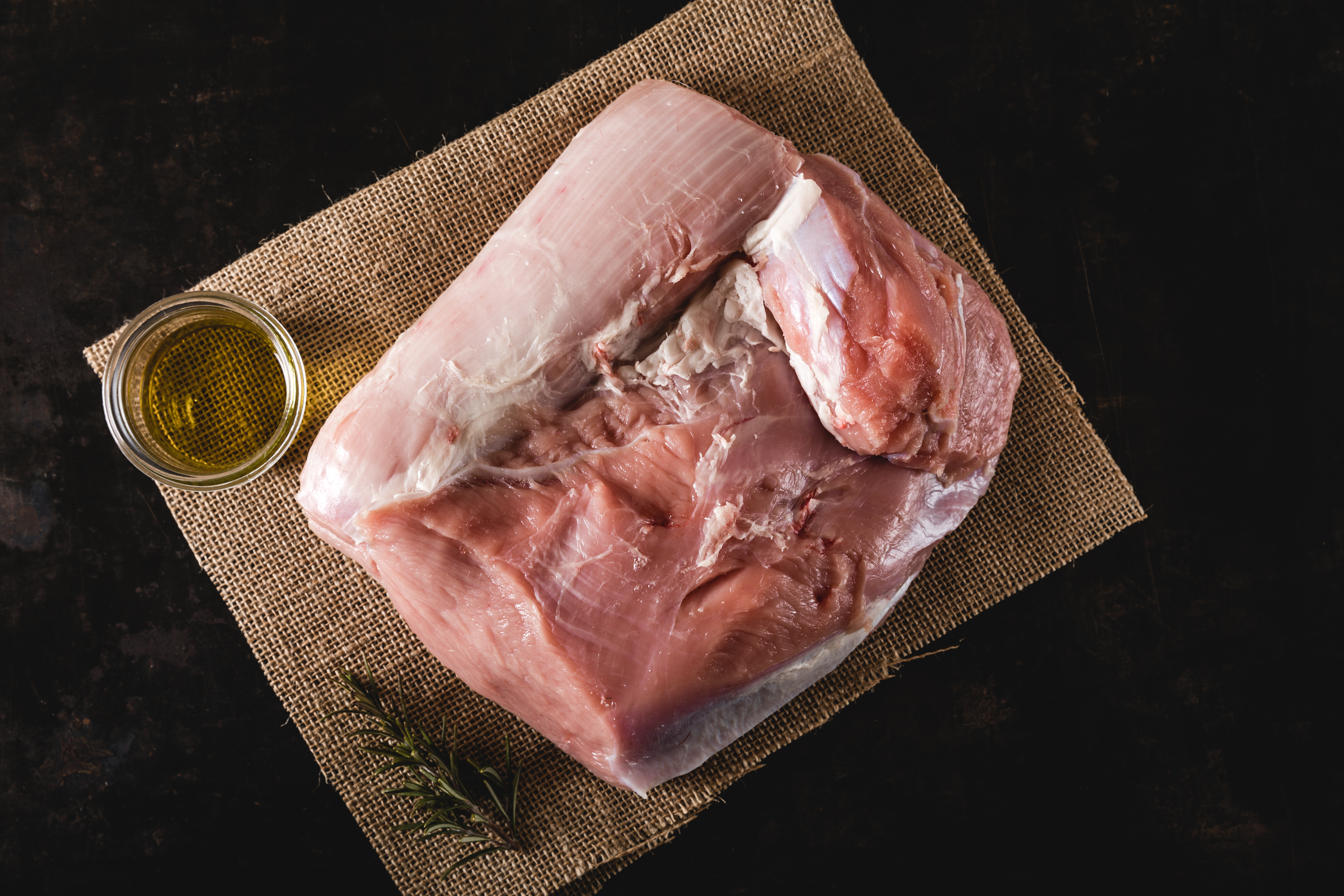Perfekte Unterschale vom Oberpfalz Beef - Frisch und Qualitativ Hochwertig Bild der Rinder-Unterschale von Oberpfalz Beef, zeigt frisches, rohes Rindfleischstück, ideal für Braten oder Gulaschgerichte.