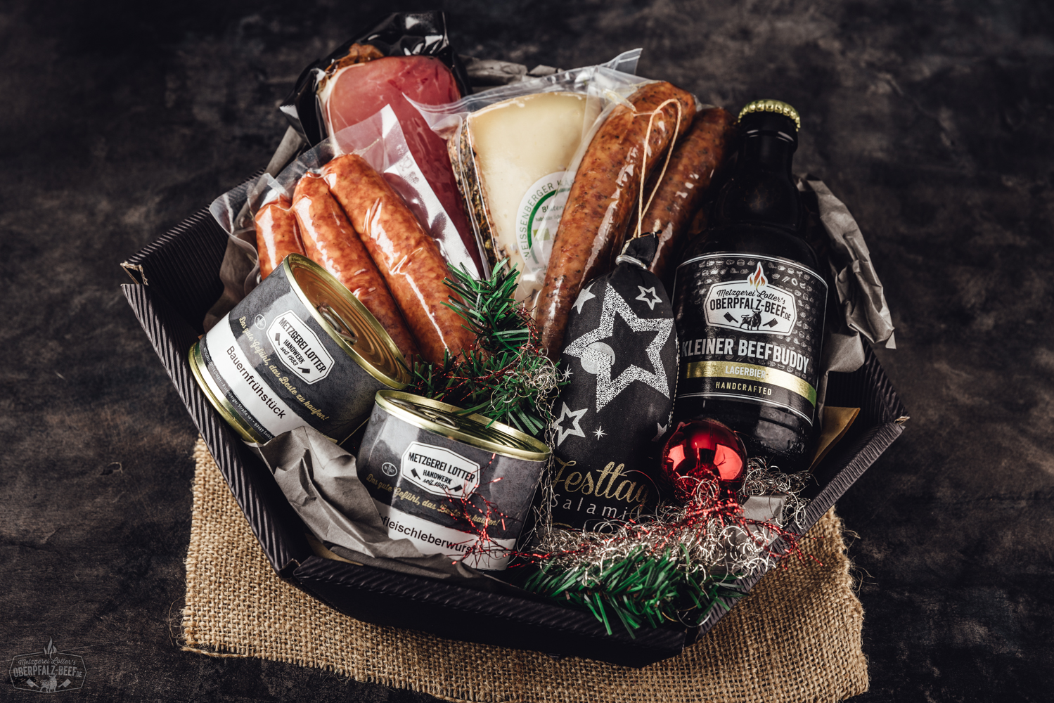 Festlich angerichteter Weihnachtsbraten mit Beilagen auf rustikalem Holztisch Feine Schinkenwurst in runder Konservendose mit rotem Etikett, darauf goldene Aufschrift „Feine Schinkenwurst – hergestellt in der Oberpfalz“, abgebildet auf hellem Untergrund – regionale Wurstspezialität in haltbarer Verpackung.