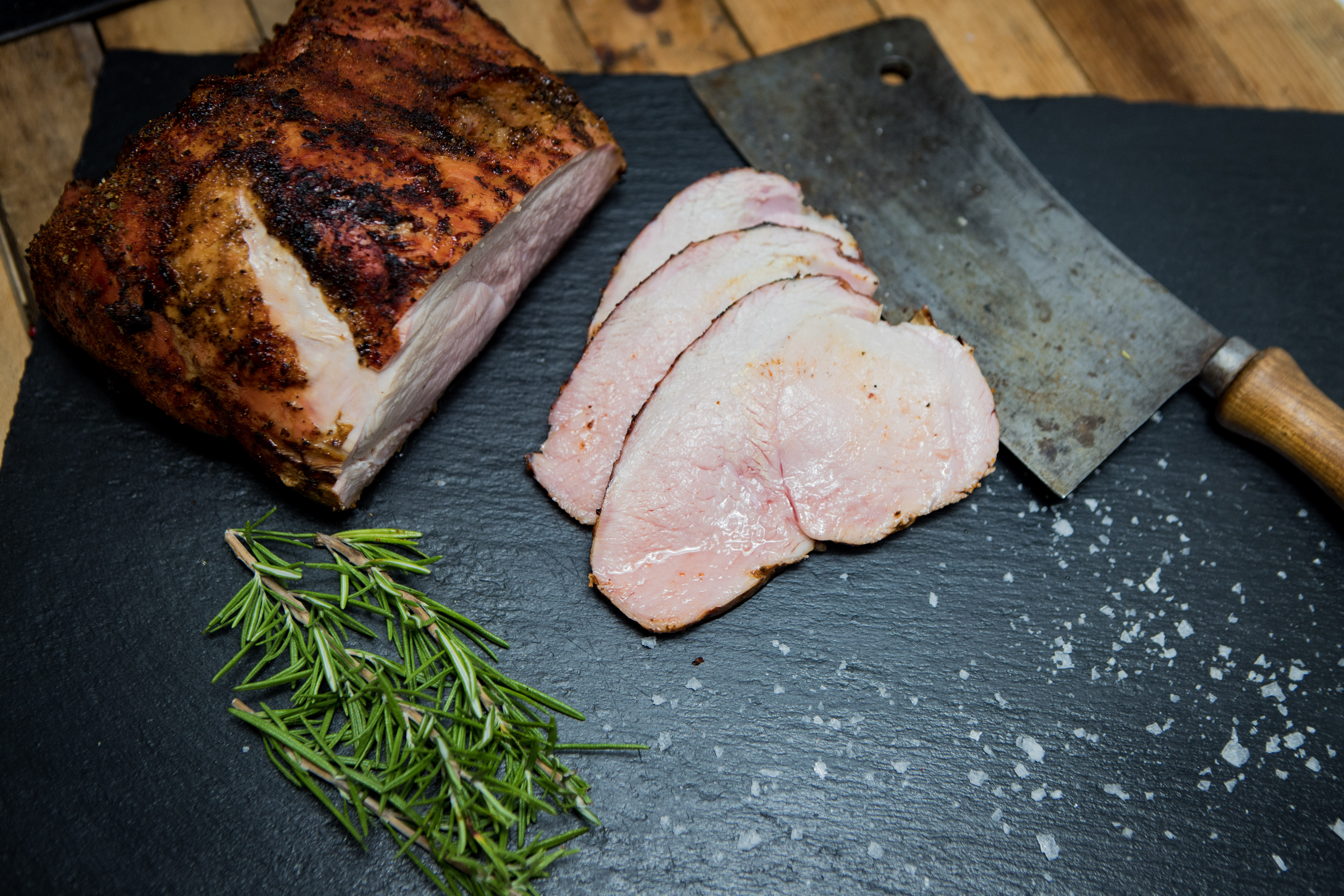 Zartes Kalbfleisch aus der Oberpfalz – Nuss vom Milchkalb frisch vom Bauern Zwei vakuumverpackte Portionswürste „Zwiebling“ aus Rindfleisch liegen auf einem hellen Untergrund; die Würste sind braun geräuchert, leicht gebogen und auf dem Etikett sind Marke „Oberpfalz Beef“, Herkunft und Zutaten erkennbar.